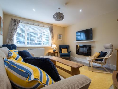 2 St Moritz Court