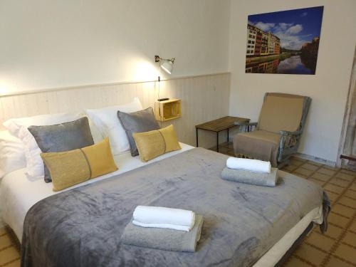 a bedroom with a large bed with two towels on it at Casa Mineta in Cretas