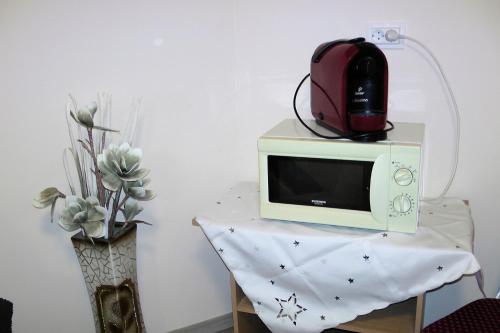 a microwave sitting on top of a table at Green Lake Airport Apartments in Vecsés