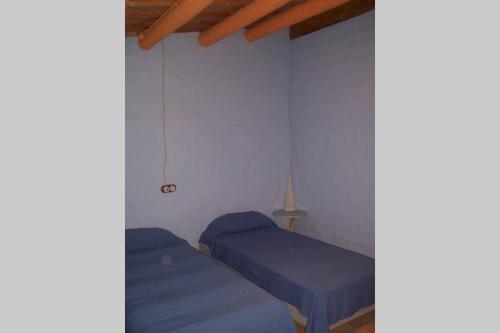 1 dormitorio con 2 camas en una habitación en La casita marrón, en Palafrugell