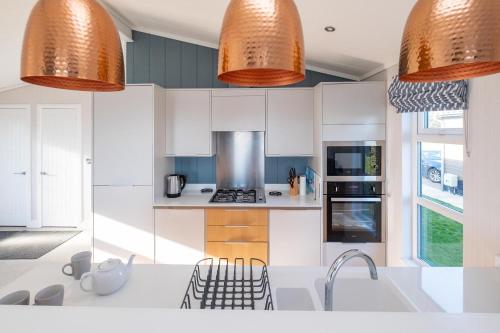 Dapur atau dapur kecil di Sea Breeze - Aldeburgh Coastal Cottages