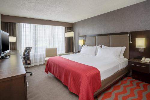 A bed or beds in a room at Holiday Inn Harrisburg I-81 Hershey Area, an IHG Hotel