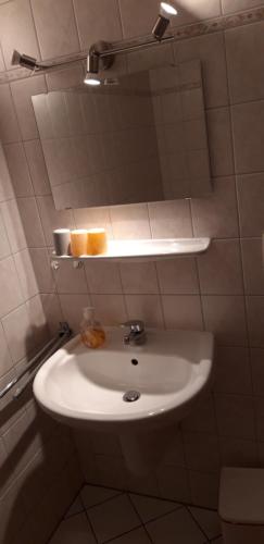 ユッケリッツにあるAchterwasser Blickのバスルーム(鏡付き白い洗面台付)