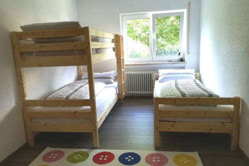 سرير بطابقين أو أسرّة بطابقين في غرفة في Ferienwohnung Am Alten Brunnen