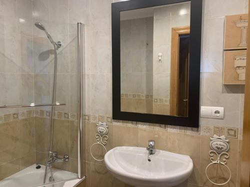 Koupelna v ubytování apartamento con jardín privado y barbacoa a 5 min playas santander