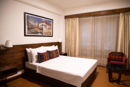 Tempat tidur dalam kamar di Lemon Tree Hotel, Thimphu