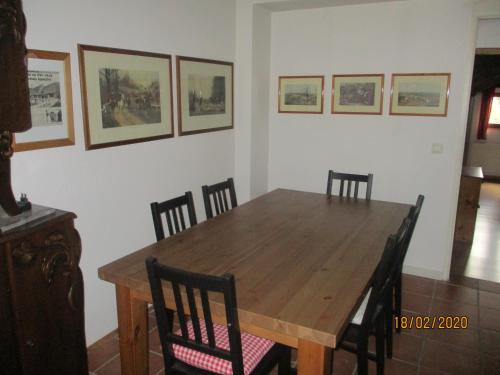 une salle à manger avec une table et des chaises en bois dans l'établissement Maison d'hôtes Alsace - 4 chambres d'hôte - private Gästezimmer Elsass - private guest rooms Alsace, à Bischwiller