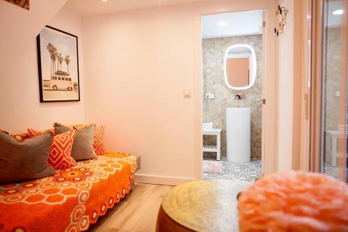 ein Wohnzimmer mit einem Sofa und einem Tisch in der Unterkunft Jazmin 6 ( whole apartment ) in Alicante