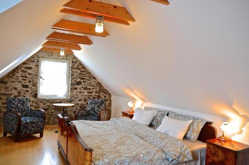 1 dormitorio con 1 cama grande en el ático en Kapolcs Cottage, en Kapolcs