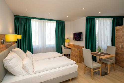 ein Wohnzimmer mit einem weißen Sofa und einem Tisch in der Unterkunft Haus am Zoo Apartments verschiedene Adressen in Düsseldorf