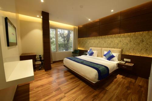 Un dormitorio con una cama grande y una ventana en Hotel Golden Lagoon, en Amritsar