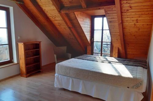 מיטה או מיטות בחדר ב-Szarvashegyi Életerő Pihenőház