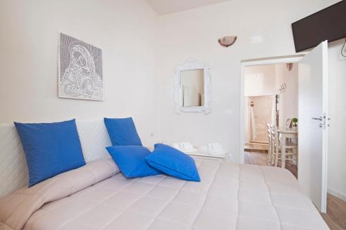 un soggiorno con divano bianco e cuscini blu di Apulianstay-Dimora Pace a Monopoli