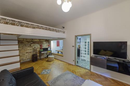 Televízia a/alebo spoločenská miestnosť v ubytovaní Pinkova Apartments