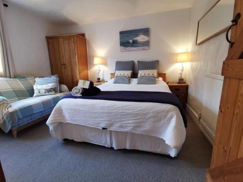 A bed or beds in a room at Anchorage Wells 