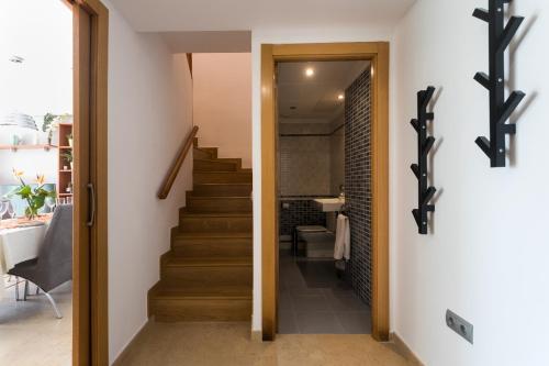 einen Flur mit einer Treppe, die zu einem Bad führt in der Unterkunft Bungalow Altea junto al casco antiguo, piscina y barbacoa in Altea
