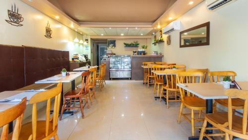Un restaurante o sitio para comer en Azuán Suites Hotel By GH Suites