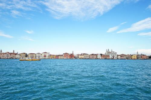 ein großer Wasserkörper mit einer Stadt im Hintergrund in der Unterkunft DolceVita Apartments N 453 Canal View in Venedig