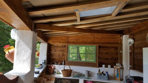 eine Küche mit Holzwänden und einem Fenster in der Unterkunft la campagne de Mari in Peyrolles-en-Provence