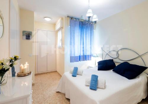 Кровать или кровати в номере 1011 Piso Lago San Maurici con piscina y jardín