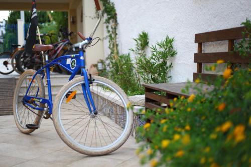a blue bike is parked next to a bench at Timbuktu Hostel in San Vito lo Capo