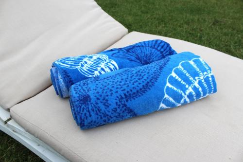 two blue pillows sitting on top of a white couch at Bietjie Rus in Addo