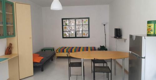 ein kleines Zimmer mit einem Tisch und einem Sofa in der Unterkunft Elilu Apartment in Celano