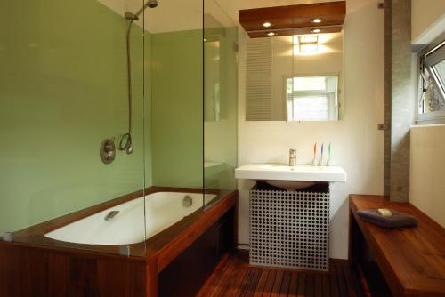 Et badeværelse på CLOS DES CHEVREUILS-La Maison Architecte