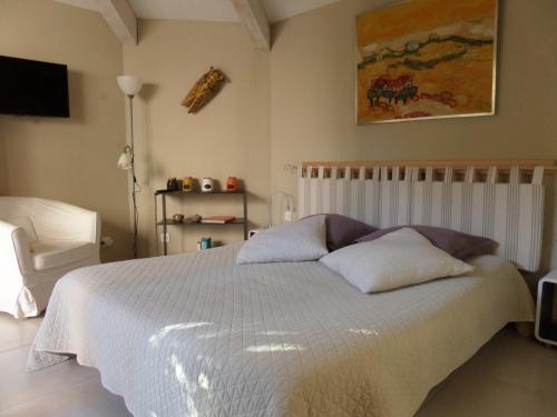 EyraguesにあるLe Clos Martinのベッドルーム(大きな白いベッド、枕付)