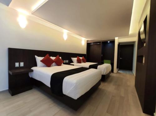 Una cama o camas en una habitación de Hotel La Estancia Zacatlan
