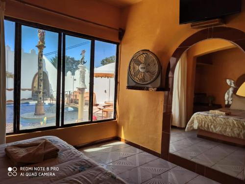 reloj en el lateral de una habitación con ventana en Castillo del Rey en Valle de Bravo