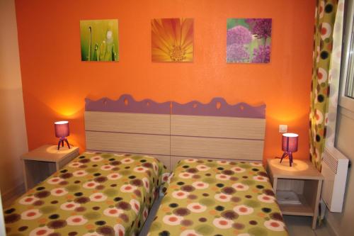 Giường trong phòng chung tại Lagrange Grand Bleu Vacances – Résidence Les Pierres de Jade