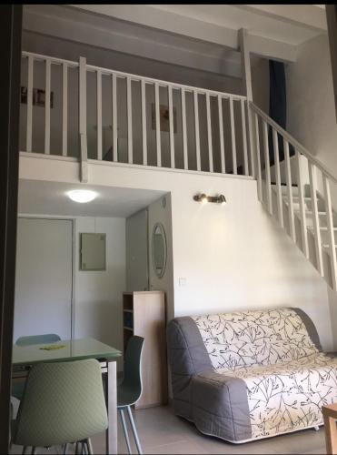 une chambre avec un lit superposé et un escalier dans l'établissement Aqua Plage, au Cap d'Agde