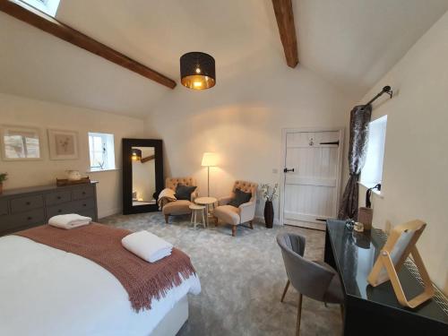 ヨークにあるHost & Stay - Greengate Cottageのベッドルーム1室(ベッド1台、デスク、椅子付)