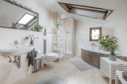 ロストックにあるGroße Koje mit Terrasseの洗面台、浴槽、トイレを備えたバスルーム