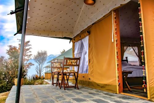 a tent with a table and chairs on a patio at CBB - Camp Bir Billing in Bīr