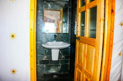 a bathroom with a sink and a mirror at CBB - Camp Bir Billing in Bīr