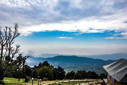 a view of the mountains from a hill at CBB - Camp Bir Billing in Bīr