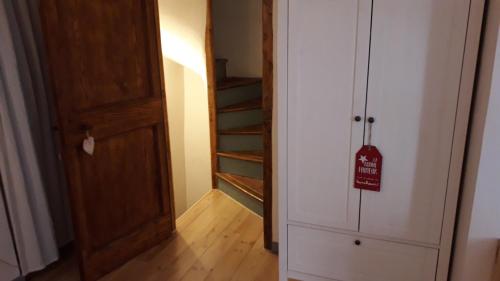 une chambre dotée d'une porte et d'un escalier avec un panneau. dans l'établissement La maison aux volets bleus, à Caunes-Minervois