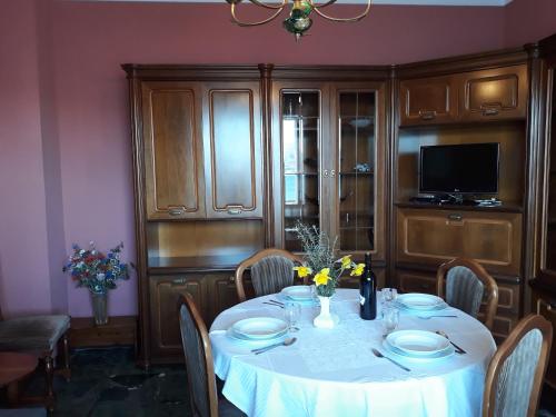 uma sala de jantar com uma mesa com pratos e flores em Casa ai Castelli em Cannobio