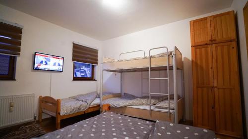 Uma ou mais camas em beliche em um quarto em Forest Dream Bjelasnica