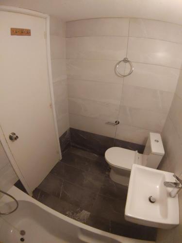 Bilik mandi di Renovated 2 bedroom Apartment in light house beach