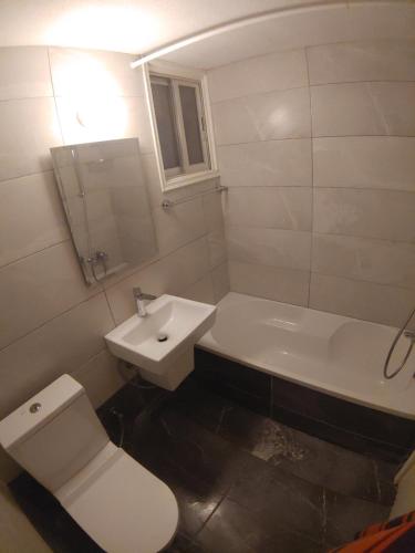 Bilik mandi di Renovated 2 bedroom Apartment in light house beach