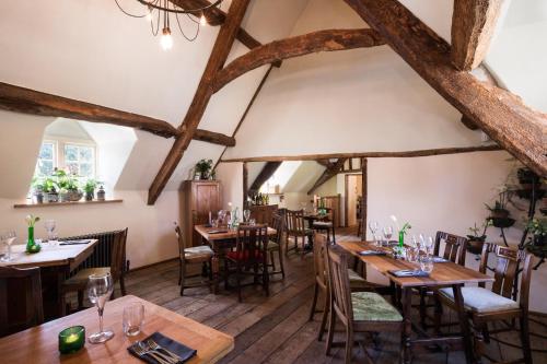 Restorāns vai citas vietas, kur ieturēt maltīti, naktsmītnē The Royal Oak Tetbury
