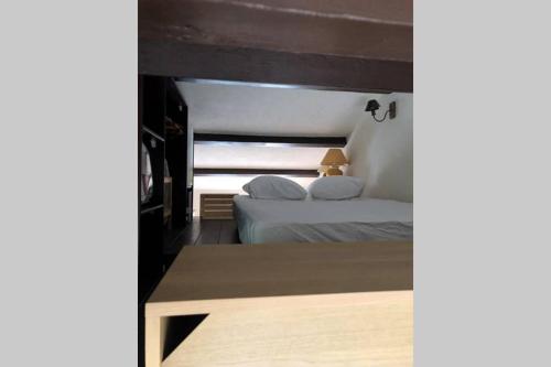 une chambre avec deux lits dans une pièce dans l'établissement Maisonette L'OLIVIER, à Pérols