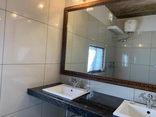 ウダイプールにあるAashiya Haveliの洗面台が2つと鏡があるバスルーム