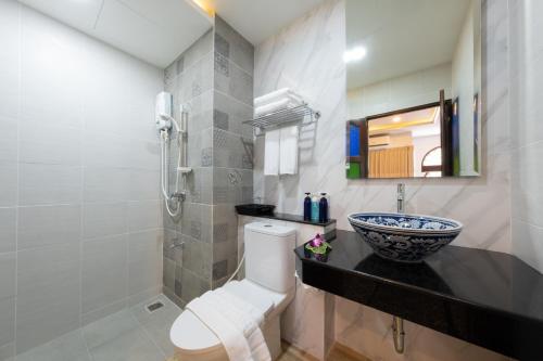 Een badkamer bij Sino Siam Hotel