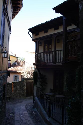 a house with a balcony on a street at Hostería La Antigua in Potes