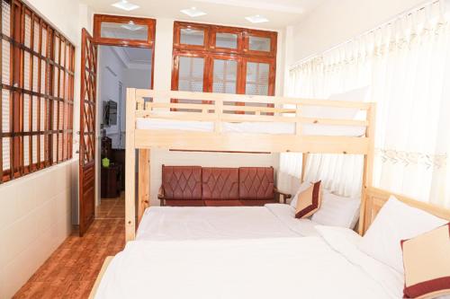 Postel nebo postele na pokoji v ubytování Tigon Flower House
