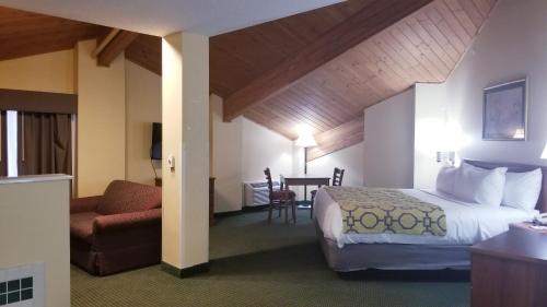 une chambre d'hôtel avec un lit, une chaise et une table dans l'établissement College Inn, à Oxford